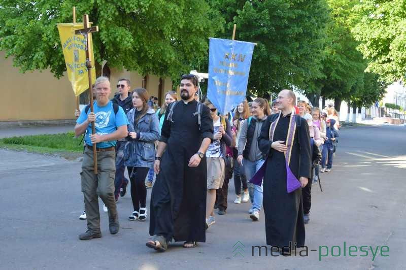 Пілігрымы з крыжам, харугвамі рушылі ў дарогу