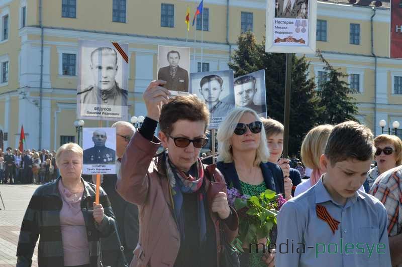 Пинчане приходили с портретами своих родственников участников войны