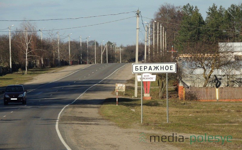 Аб’яў аказання паслуг па склейванню плёнкі шмат у палескіх вёсках. Напісаны аб’явы на плёнцы і размешаны ўздоўж дарогі