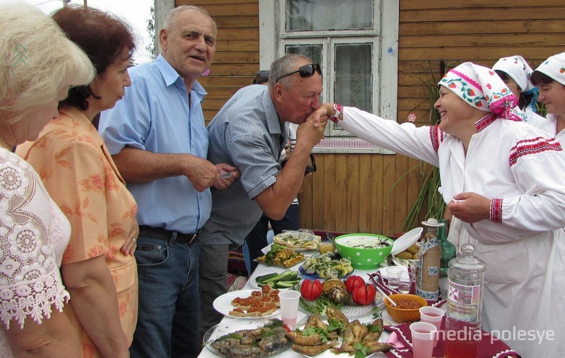 За угощения мотольским хозяйкам целовали руки