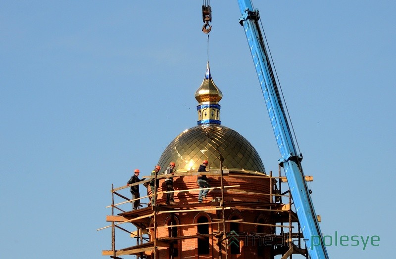 Для поднятия и установки купола использовали спецтехнику