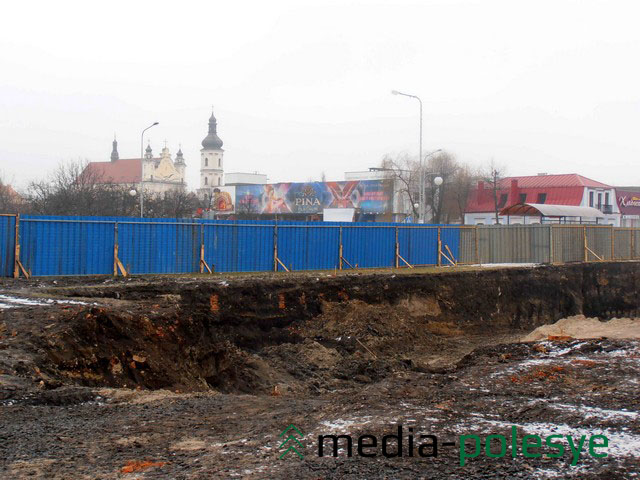 На месте строительства котлован под фундамент вырывали экскаватором, поэтому возможные археологические артефакты остались незамеченными