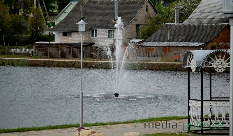 Фонтан в пруду