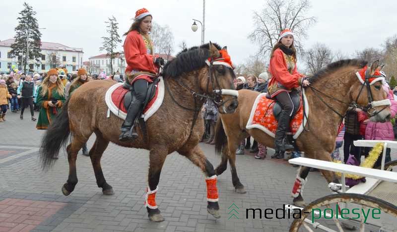 Деда Мороза сопровождали всадники