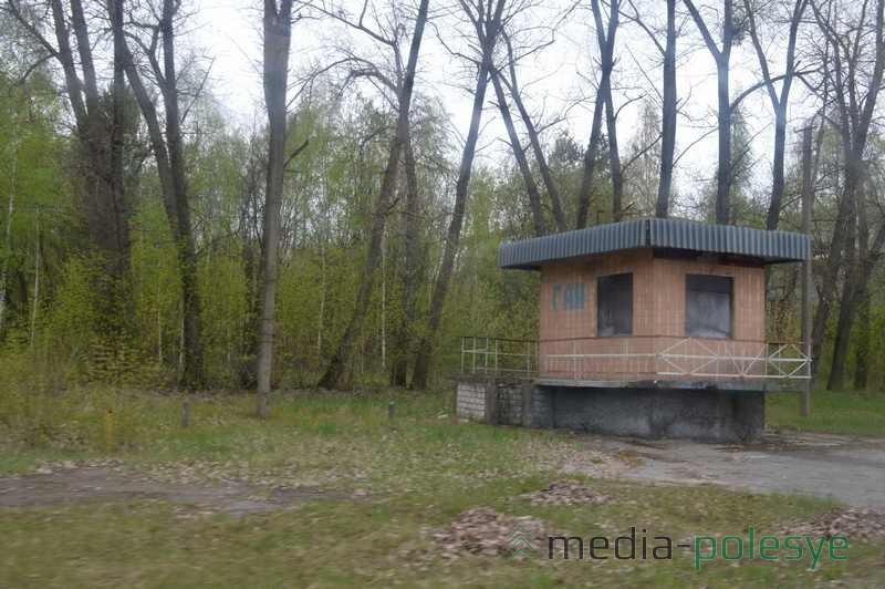 По дороге в Чернобыль встречаются заброшенные строения