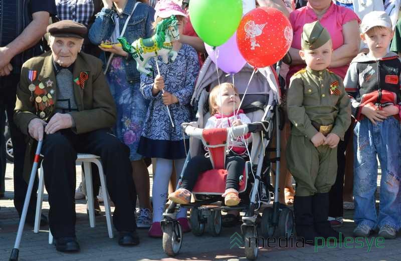 Представители нескольких поколений пинчан