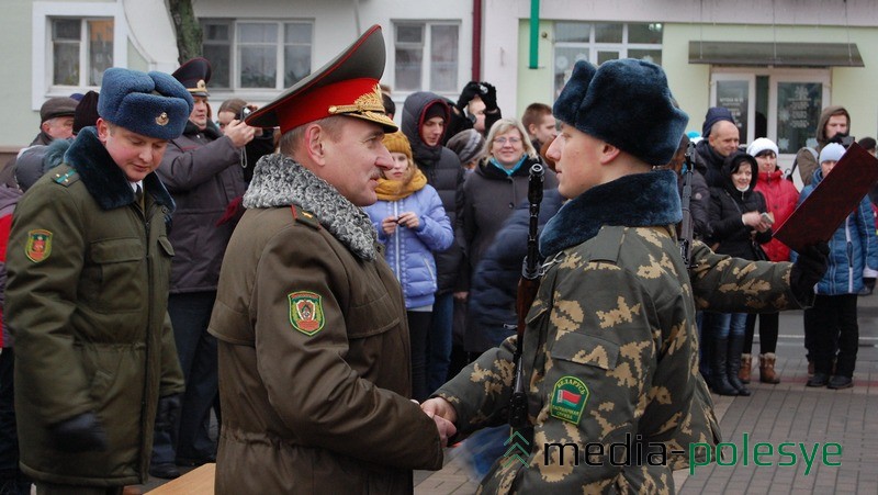 Заместитель председателя госпогранкомитета генерал-майор Игорь Печень поздравляет новобранца