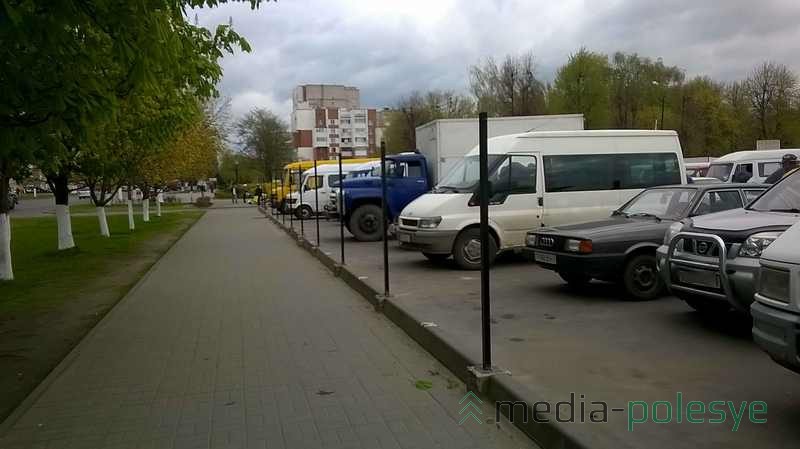 Раньше вдоль этого бордюра были сезонные  торговые ряды, теперь будет платная стоянка