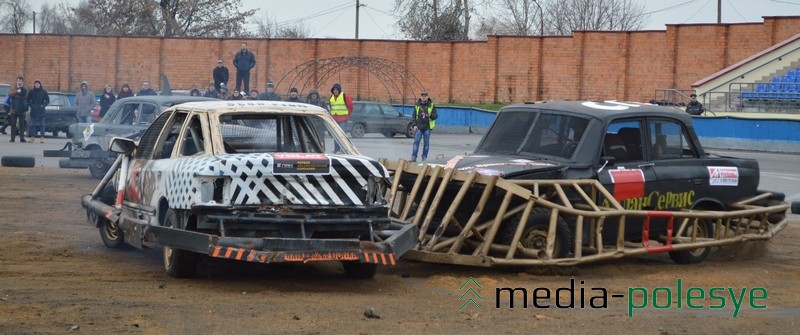 Владельцы дают названия своим автомонстрам. Наприме , Москвич с огромным тараном (слева) называется Митяй