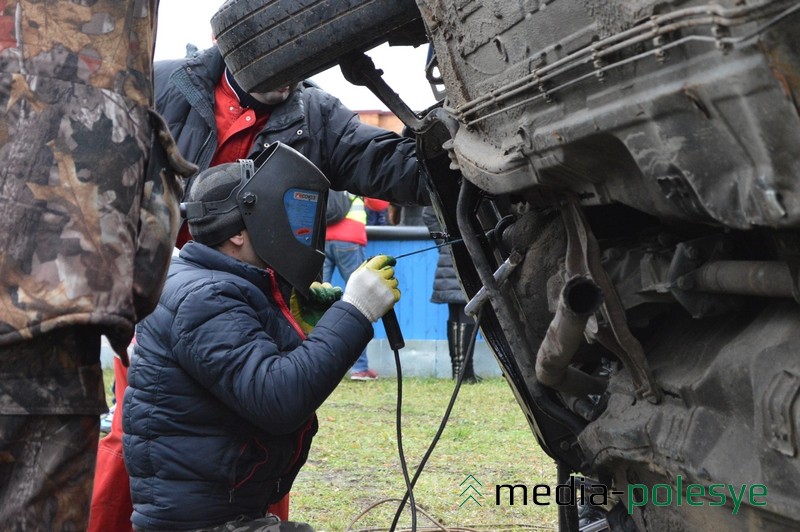 Пробоина в поддоне заваривается на месте