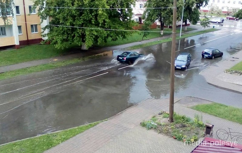 Транспорт «переплывает» по затопленным дорогам