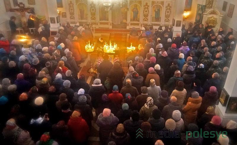 В церкви было много людей