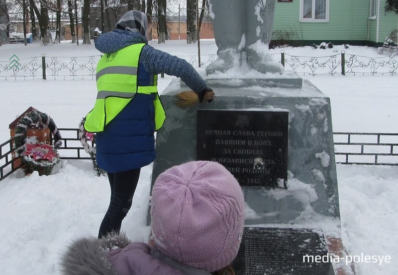 Уборка возле памятника