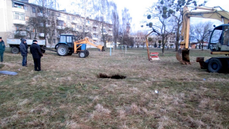 Такой была промоина, когда её обнаружили. В такую незаметную яму легко провалиться. Фото pinsk.eu