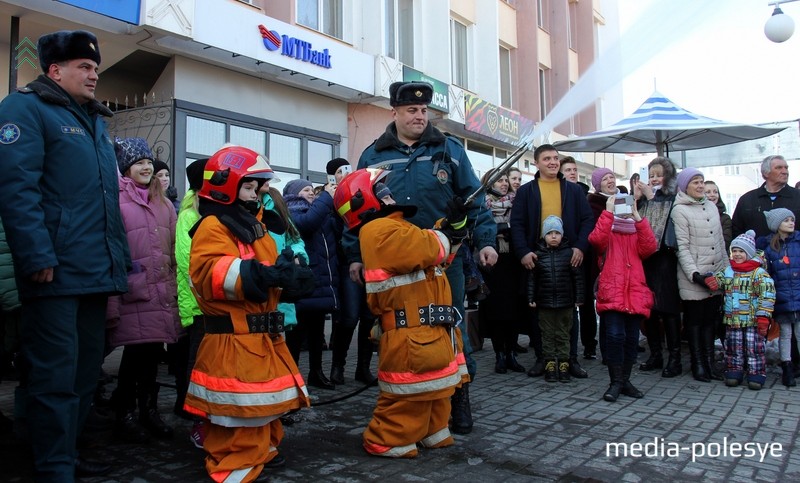 Двух счастливчиков одели в амуницию спасателей и дали возможность «потушить пожар»