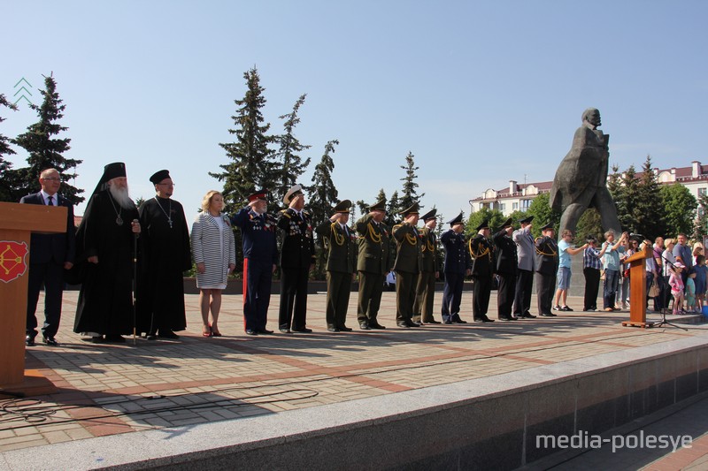  Руководство города, представители православной церкви и руководители силовиков