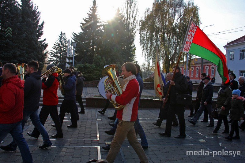 По главной улице с оркестром