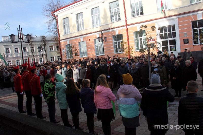 Митинг у памятного знака