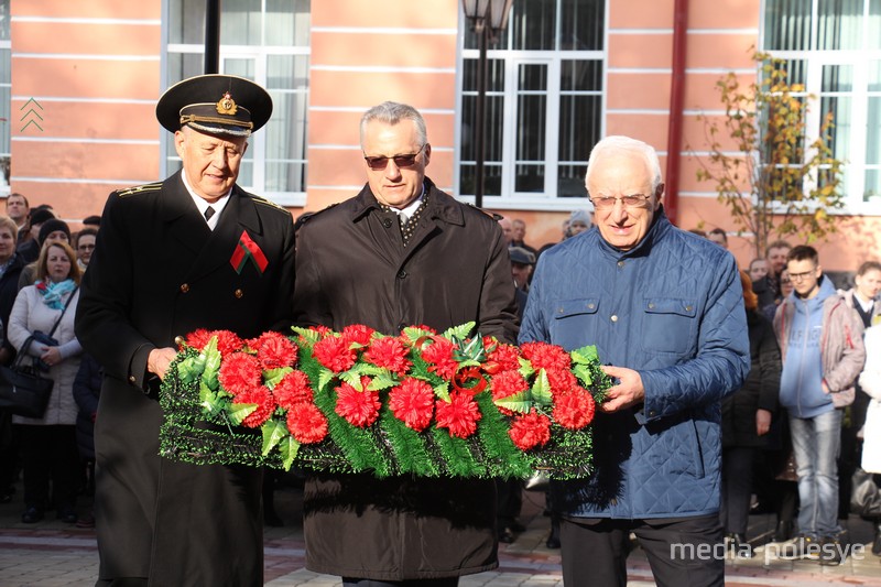 Венок борцам за идеи Октября