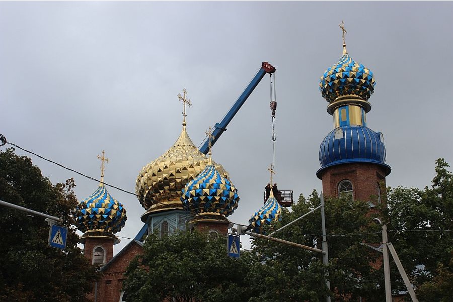 Верх православного храма в Ольшанах теперь украшают новые купола