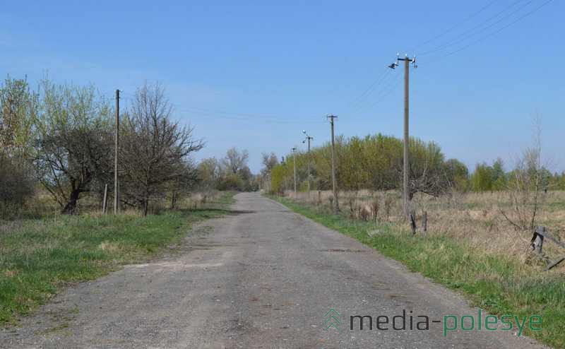 По обе стороны этой дороги раньше стояли дома