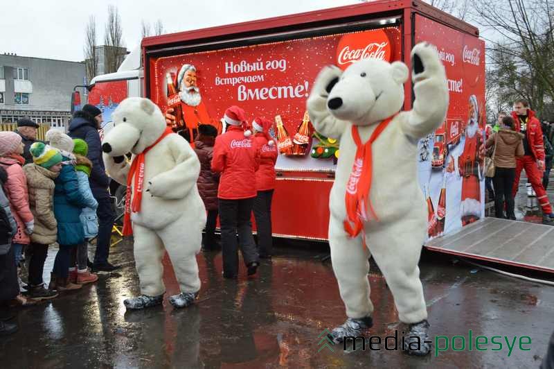 Надо отдать должное белым медведям – они зажигали толпу