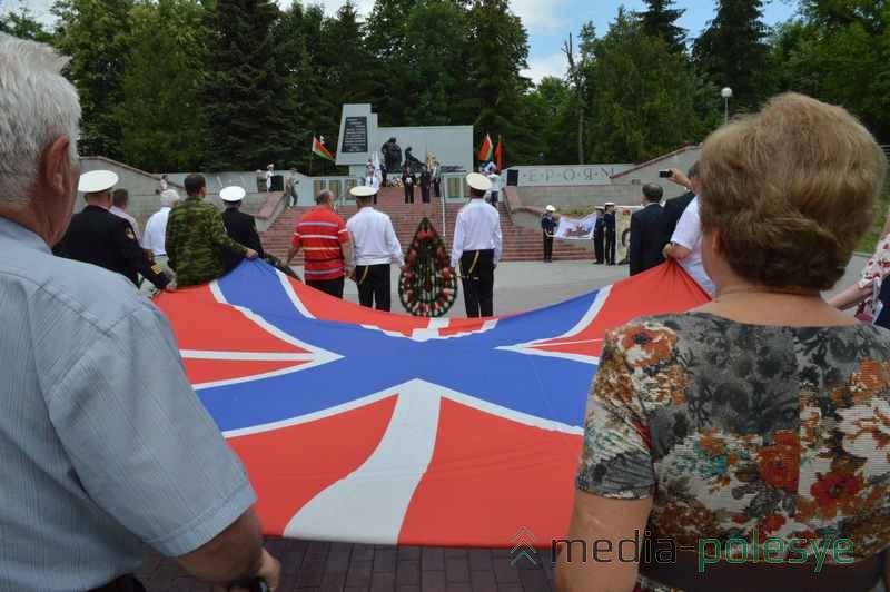 Ветераны флота привезли в Пинск Гюйс – это носовой флаг корабля