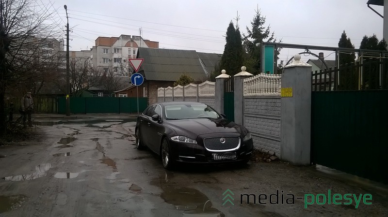 В Пинске на дороге без твёрдого покрытия можно увидеть авто премиум-класса