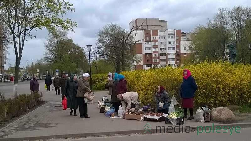 Торговцы-нелегалы –  рядом с рынком 