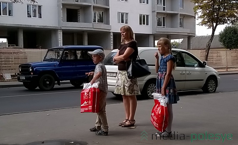 Пинчане следуют второму совету финансистов и вкладывают деньги в образование своих детей. Покупки к школе