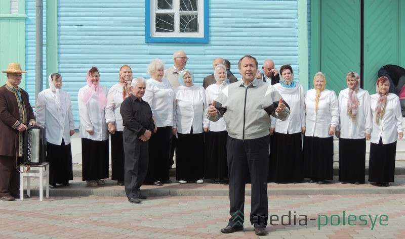 Выступает народный хор ветеранов Столинского ГДК