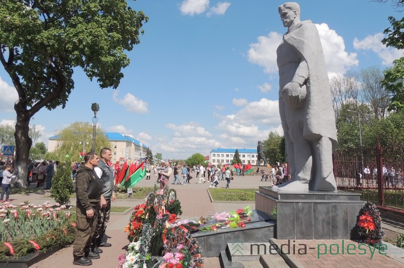 Руководитель мотосообщества «IRON SAMURAI» FG и представитель мотоклуба «Road Dogs» MC возлагают корзину с цветами к братской могиле в Столине