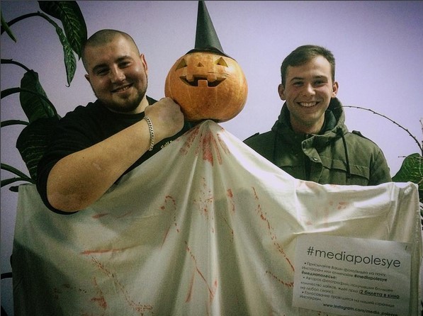 Гора и Алексей нашли на выставке друзей #медиаполесье #mediapolesye #helloween #friends #тыква