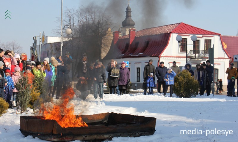 Это уже настоящий огонь, который тушили настоящие спасатели, чтобы показать свои возможности 