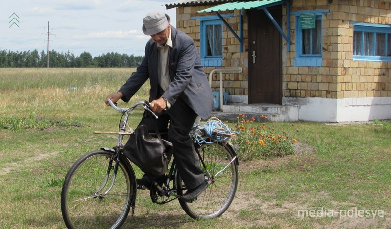 Алексей Иванович приехал из Малых Дворец за таблетками и измерить давление. 10 километров на велосипеде до деревни и ещё 2 километра до ФАПа