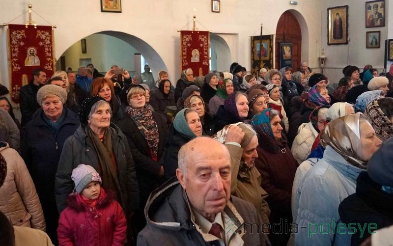 Местные жители, празднично одетые, пришли на службу