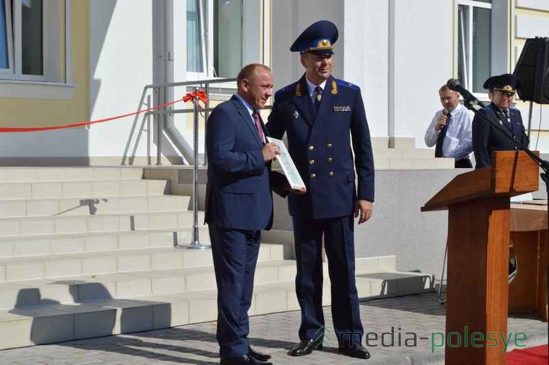 Председатель СК Беларуси Иван Носкевич вручил руководителю Пинска Андрею Мулярчику Почётную грамоту