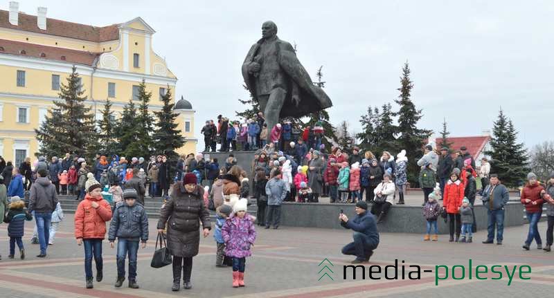 Памятник Ленину облепили дети