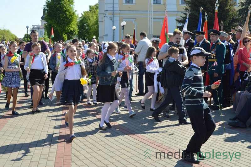 Школьники несут цветы ветеранам войны