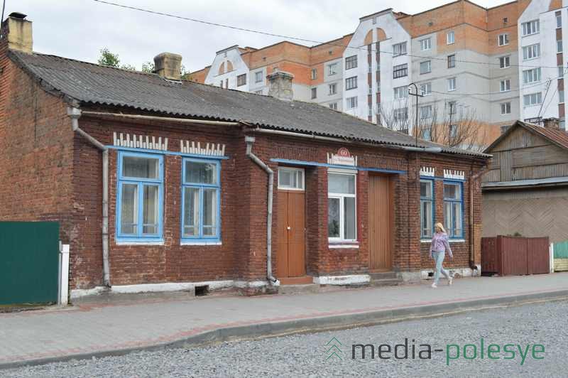 Дорога подступила к самым окнам дома. Его жильцам не позавидуешь