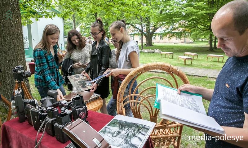 Наведвальнікі ахвотна знаёміліся з экспанатамі выстаў на вуліцы. Фота Віталія Чынікайлы