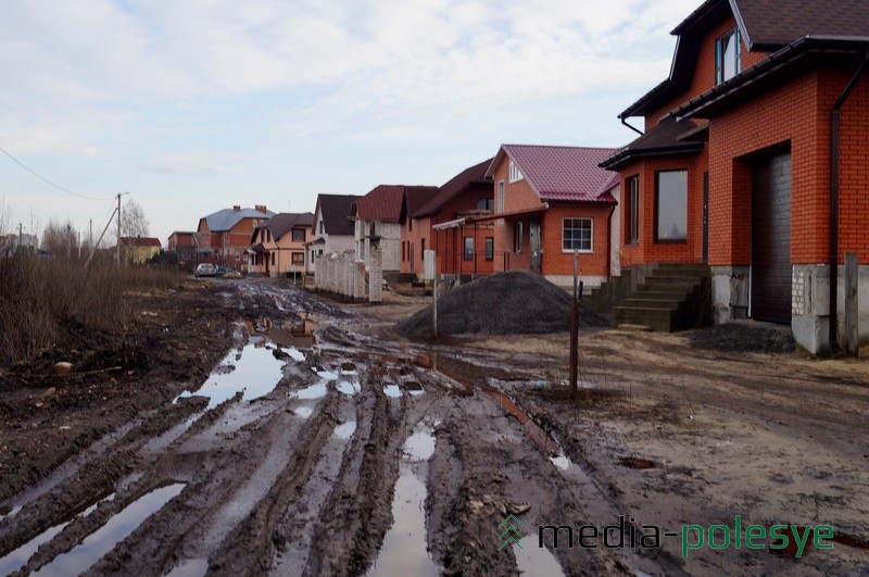 Пока же все «достопримечательности» улицы Заслонова сводятся к грязи и пустырю