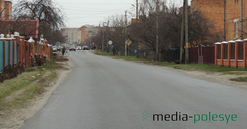 На этой улице, ведущей к рынку в Столине, тротуар для пешеходов был бы не лишним