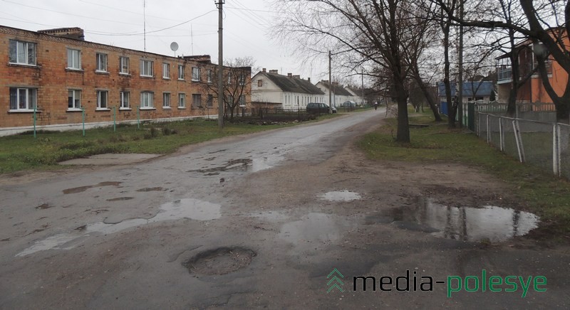 А вот «углубление» на дороге вблизи бани