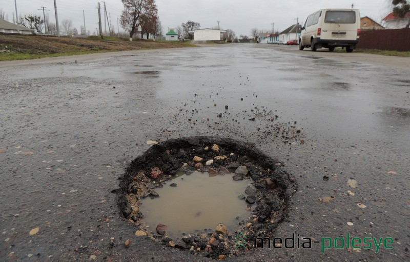 Яма в 12 см посреди дороги на улице Вокзальной