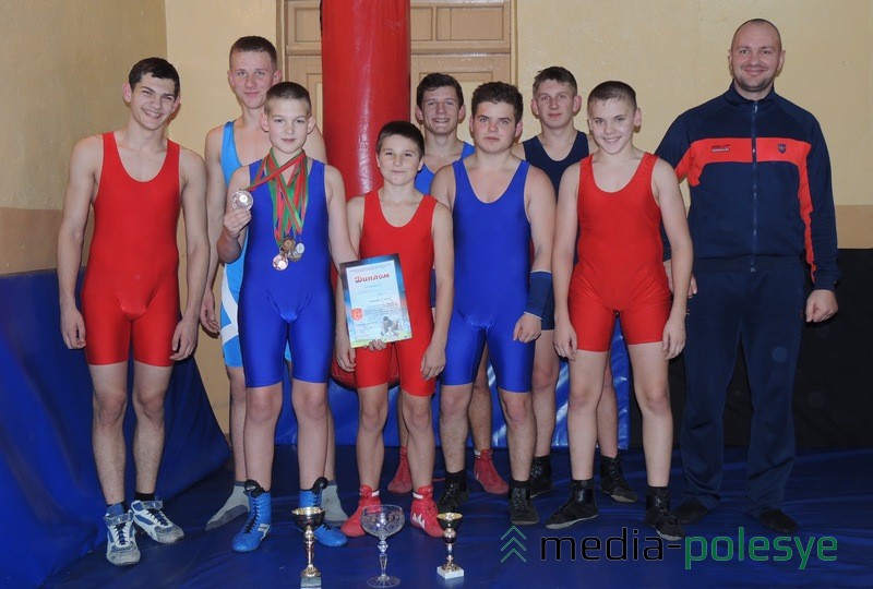 Борцы ДЮСШ Бережное вместе с тренером Олегом Анатольевичем Чехом