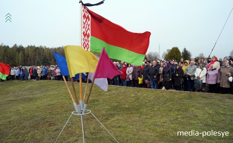 З 1991 Радаўніца ў Беларусі - дзяржаўнае свята, таму на могілках прысутнічае афіцыйны сцяг