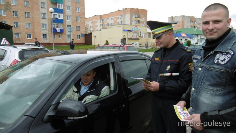 Водителям раздавали памятки