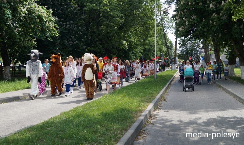 Шествие растянулось на десятки метров