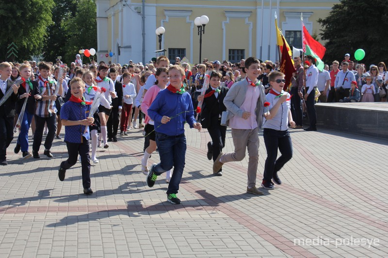 Дети несут цветы ветеранам